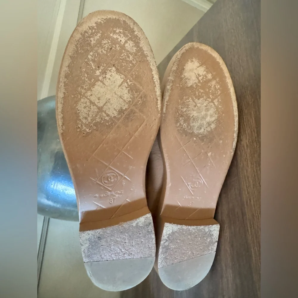 CHANEL Crumpled Lambskin Quilted CC Turnlock Moccasins in Beige 37 - Picture 3 of 4